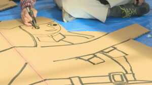 どんどこ！巨大紙相撲大会に向け　参加者が力士を制作　東御市　梅野記念絵画館