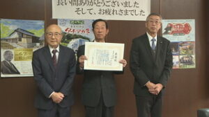 長年の営業に敬意　青木村が望岳小林油店に感謝状　青木村役場