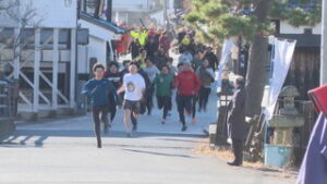 つかめ幸運！　福柳神めざして全力疾走　上田市柳町