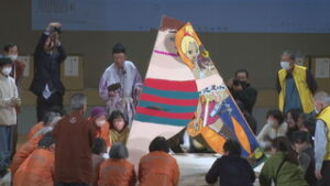 子どもから大人まで白熱！　東御市で巨大紙相撲大会　東御市文化会館