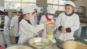 東御市立北御牧小３年生　育てた大豆で豆腐づくり体験