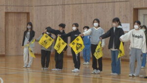 安全な登校に　川辺小学校　班長旗の引き継ぎ