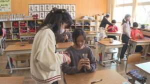 まるっと０２６８　・祢津小４年生　オカリナ作り続く　・ささらの湯で坂城写友会の展示会