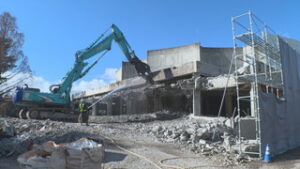 上田市のシンボル　旧市民会館　ホール棟解体始まる　上田城跡公園