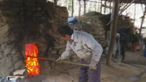 青木村　下奈良本地区　炭焼きの技術を継承　窯出し作業　青木村