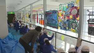 文化創造祭に向け　東小児童が窓ガラスアート　上田市中央公民館