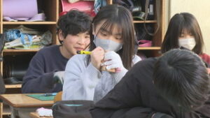 東塩田小６年生　自由な発想で　こっぱ人形づくり　上田市立東塩田小学校