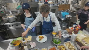 丸子修学館高校家庭科部　とうみ食堂で一日限定の食堂　東御市田中