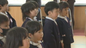 ろうきん更埴支店　幼稚園に遊び道具寄贈　坂城幼稚園