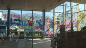 新生上田市２０周年　上田市役所に高校生が彩り　上田市役所