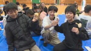 上田市立川西小学校　卒業式に向けコサージュづくり　上田市