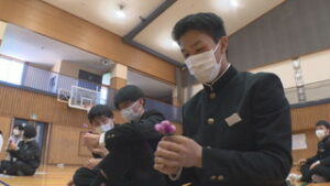 学校の思い出とともに巣立って　コサージュづくり　上田市立第四中学校