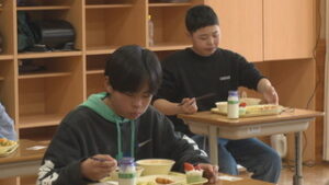 上田市　真田地域の小学校　卒業お祝い給食　上田市立傍陽小学校