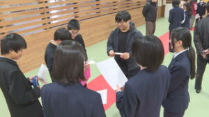 修学旅行で自分や上田を英語で紹介　中学生が留学生と交流しながら練習　上田市立第二中学校