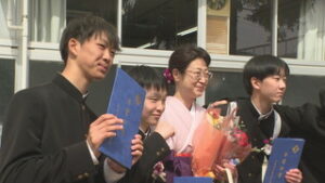 手作りのコサージュ胸に　上田市立第四中学校　卒業式