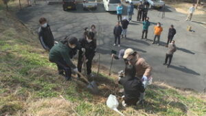 青木村当郷区　子どもたちが卒業記念植樹