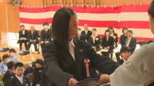 ２７人が学び舎巣立つ　坂城町立坂城小学校