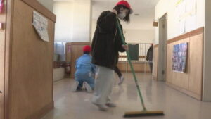 もうすぐ卒業　丸子北小　学び舎に感謝　伝統の清掃下級生へ　上田市生田