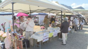 上田市２０周年で盛大に　ハッピーマルシェに２万人　上田市丸子中央病院