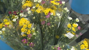 まるっと０２６８　３月１７日　・うえだ食彩館ゆとりの里 春のお彼岸用の花　・上田市消防団ラッピングバスで加入促進呼びかけ　・上田市消防団　車両引き渡し式