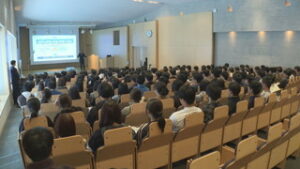 長野大学で　新入生に向け学長が特別講義　