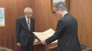 まるっと０２６８　４月２日　オルガン製針　社協に寄付・坂城町の春日武さん　旭日単光章受章