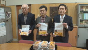 上田市立神川小学校の新入生に向けて　神川・山本鼎の会がクレパス進呈