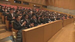 上田地域 ４６社２６７人が出席　新卒就職者激励会　東御市文化会館