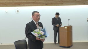 ２期８年の市政に幕　土屋市長　職員に見送られ退任　上田市役所