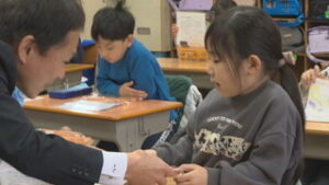 山本鼎を身近に感じて　上田市立神川小学校１年生にプレゼント