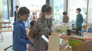 本を通じて交流を　女性有志が初めてのマルシェを開催　上田市役所