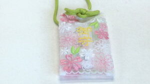 生島足島神社　頒布始まる　可愛らしいレース守