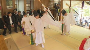 坂城町自在神社　春季例大祭　１６年ぶりに男子の舞を奉納　坂城町上平