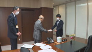 新年度迎え　青木村役場で辞令交付式　青木村役場