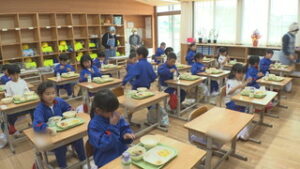 食べ方やマナーを学びながら　本原小１年生が初めての給食　上田市真田町本原