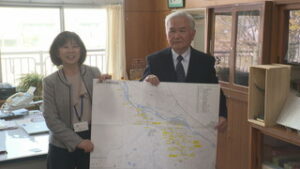 川辺泉田まちづくり協議会　南小へ安全マップ贈呈　上田市立南小学校