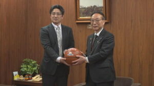 坂城中の生徒へ　カヤバがバスケットボールを寄贈　坂城町役場