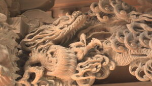 竹内八十吉展に向け　実行委員会　荒神宮の彫刻を見学　上田市諏訪形