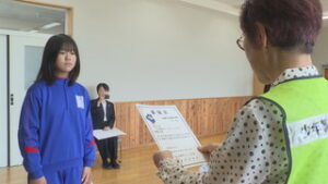 まるっと０２６８　５月１３日　わが家のセーフティーリーダー　坂城小６年生に委嘱・東御市新屋におうちカフェ絲オープン・ガソリンレギュラーガソリン価格