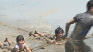 親子で泥んこ遊び　上田市西塩田地区で田んぼ運動会