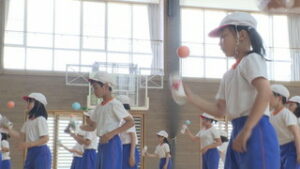 上田市発祥のニュースポーツで運動会の種目に　上田市立東塩田小学校の児童が筒けんの練習