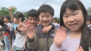 まるっと０２６８　５月２２日 ・上田市立東小学校開校１１０周年記念し全校撮影 ・椀子ワイナリー６月６日から限定ワインを販売