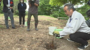 まるっと０２６８　５月２３日 大圓寺晋山式前に稚児行列の着付け確認 ・信州国際音楽村にヘーゼルナッツの苗木を植樹