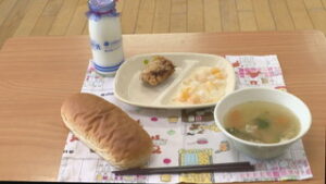 まるっと０２６８　５月２５日 ・坂城町の小中学校でばら祭り献立 ・大圓寺 晋山式に向け回向柱に文字を書き入れ ・上田地域広域連合議会臨時会 飯島伴典さんが議長に ・坂城町名誉町民 鈴木敏文さん逝去