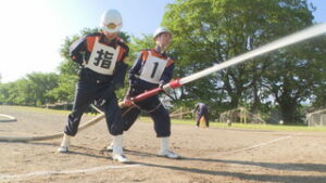 上田市消防団　第３分団　大会に向け技術磨く　上田市立北小学校