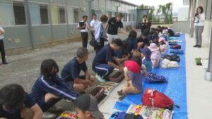 上田五中・あゆみ保育園　花植えで交流　上田市立第五中学校