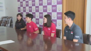 シンガポールジュニア水泳チーム　湯の丸高原で初合宿　市を表敬訪問　東御市役所