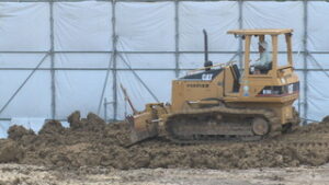 旧上田市民会館解体　８月半ばの工事完了目指す　上田城跡公園