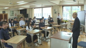 信州大学訪問　青木中学校３年生が村長に報告