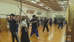 部活動地域展開で中学男子増える　上田市弓道スポーツ少年団　上田城跡公園　弓道場